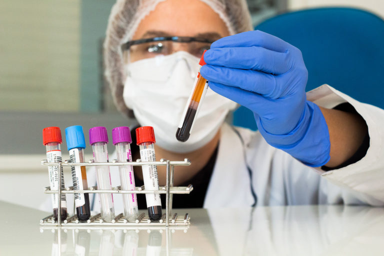 Biolaboratório: missão de contemplar a vida e diagnosticá-la