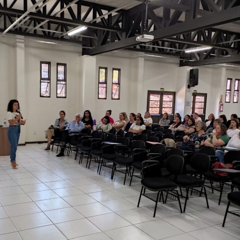 Professores da rede municipal de ensino participam de formações em diversas áreas