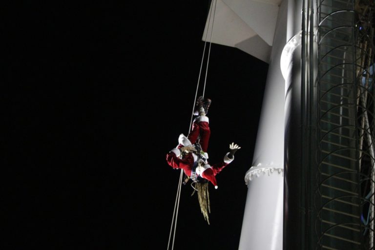 Papai Noel Radical encanta turistas em Balneário Camboriú 