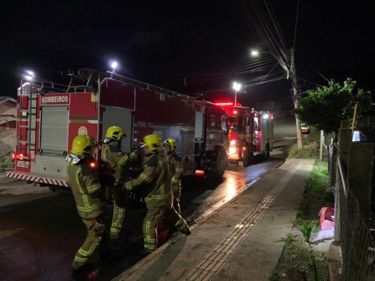 Casa é destruída pelas chamas no bairro São Luiz, em Canela