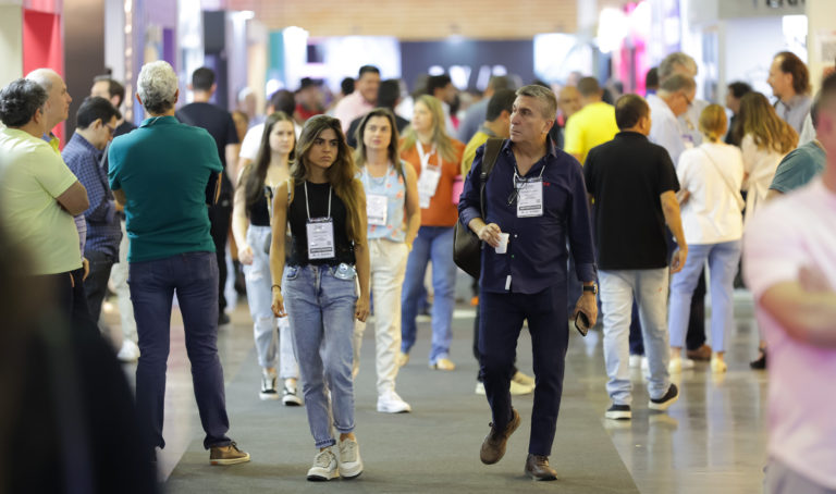 Mais de 70% das compras para o inverno 2023 em calçados estão sendo comercializadas em Gramado