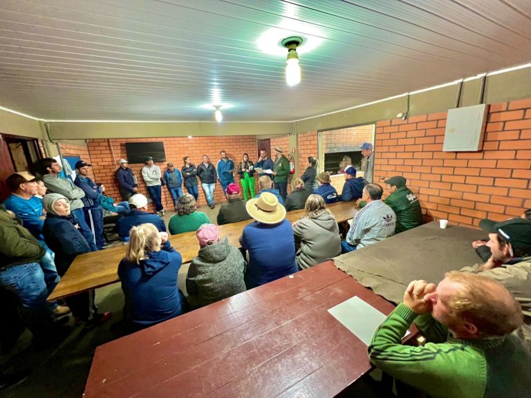 Aquisição de merenda escolar da agricultura familiar é tema de encontro entre Prefeitura e produtores