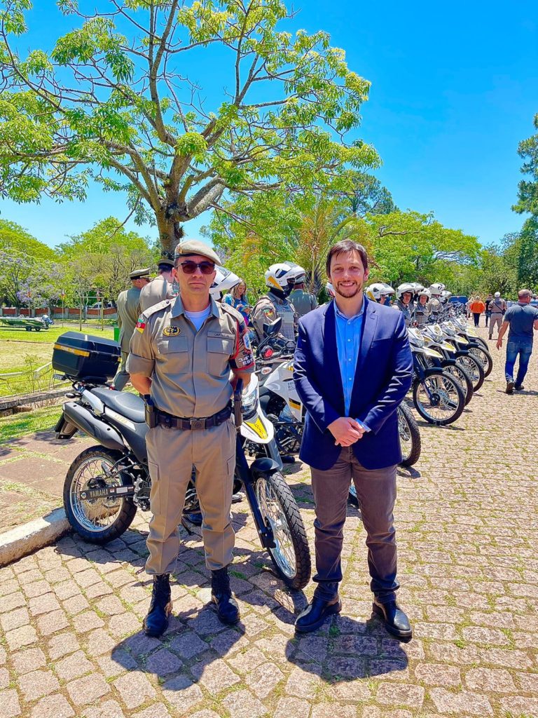 Brigada Militar de Canela recebe novas motocicletas