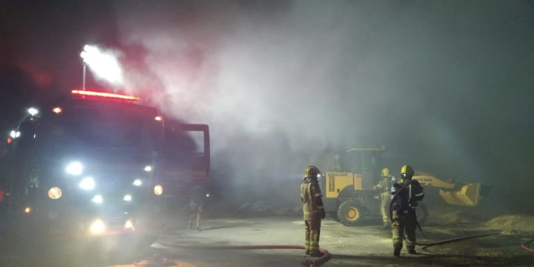 Bombeiros combatem incêndio no Distrito Industrial