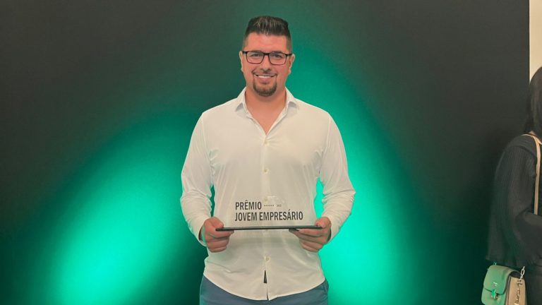Peterson Secco recebe Prêmio Jovem Empreendedor 2022 pela AJE