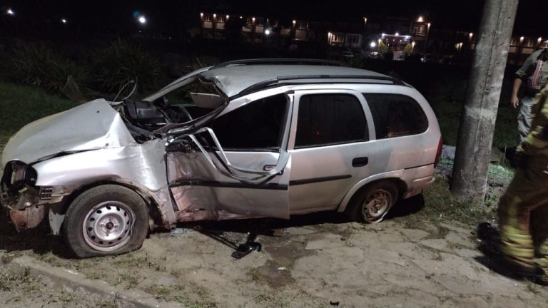 Mulher fica presa nas ferragens de veículo, em acidente na ERS-235