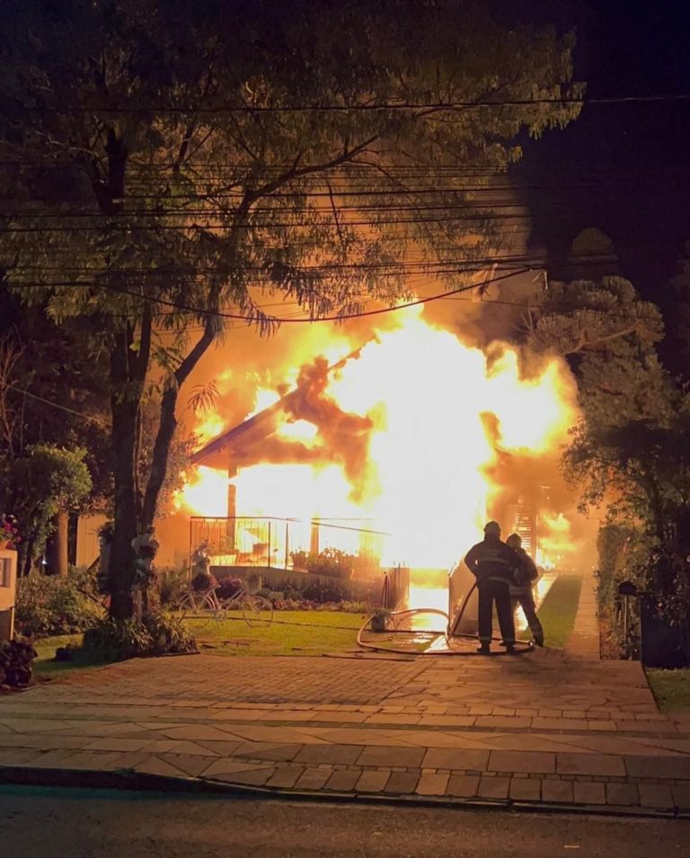 Chamas destroem loja de malhas no bairro Planalto