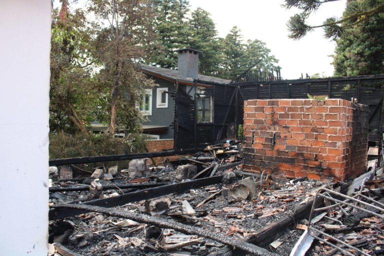 Casa que ficava nos fundos de loja incendiada também foi destruída. Saiba como ajudar a família