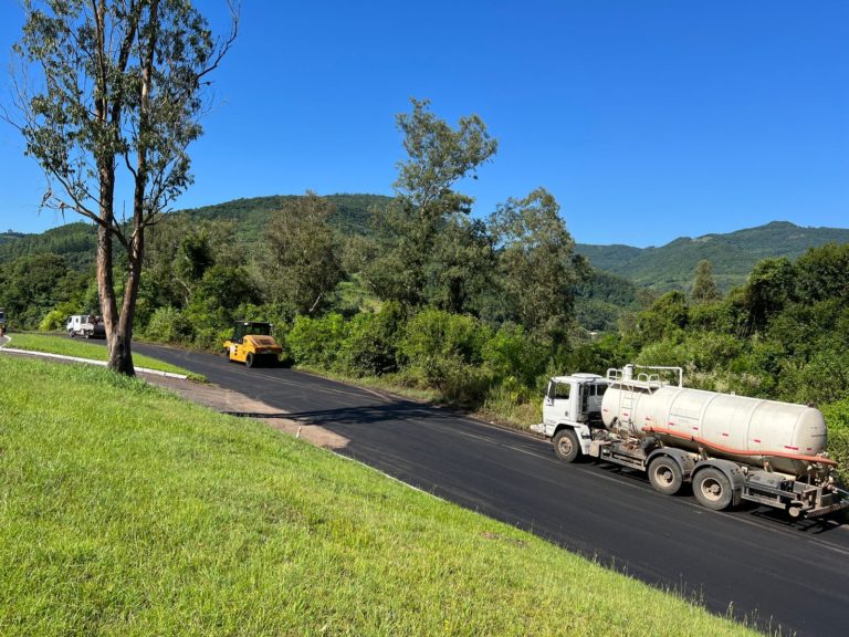 Acesso a Linha Moreira recebe melhorias na pavimentação asfáltica