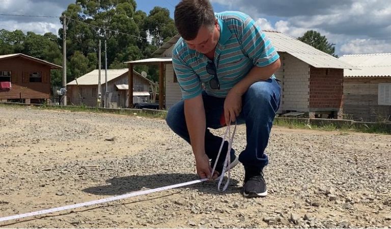 Prefeitura realiza medição para pavimentação do Loteamento Renascer