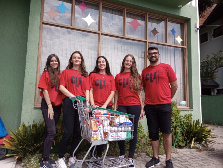 Jovens do CLJ arrecadam alimentos para seu tradicional chá