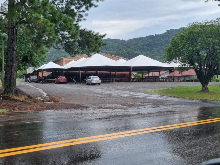 Estrutura da Festa do Figo já está sendo montada na Sociedade de Linha Araripe