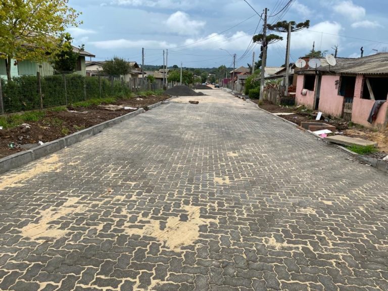 Ruas do Maredial recebem pavimentação com bloquetos de concreto