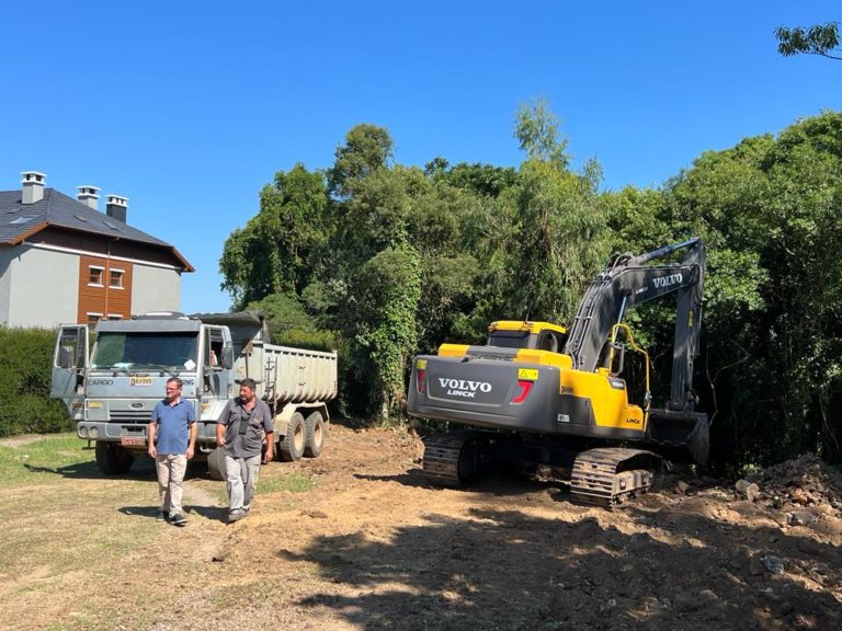 Máquinas já trabalham na ligação dos bairros Prinstrop e Piratini