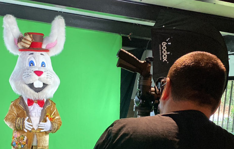 Mascote da Páscoa em Gramado posa para fotos