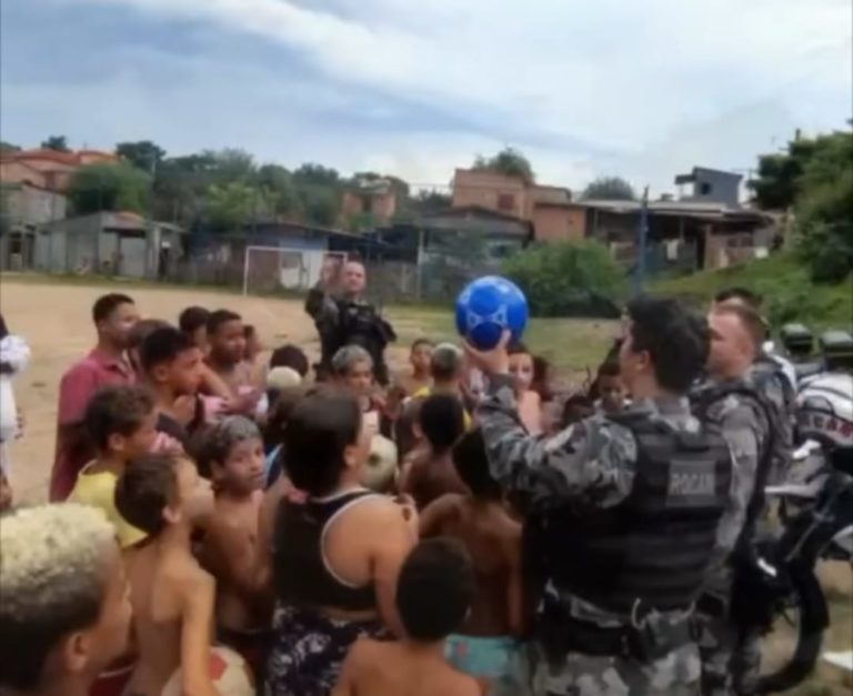 Policiais gaúchos distribuem bolas e jogam futebol com crianças