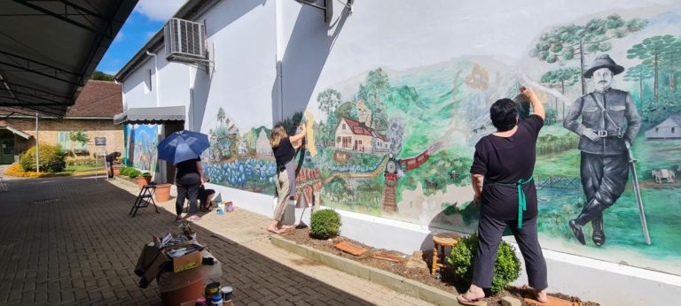Artistas locais iniciam restauração de mural artístico na Câmara de Vereadores