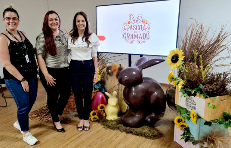 Equipe da Gramadotur conhece projeto de decoração da Páscoa em Gramado