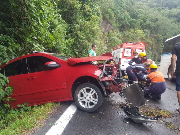 Vídeo: Carro sai da pista na ERS-115 e motorista fica ferido