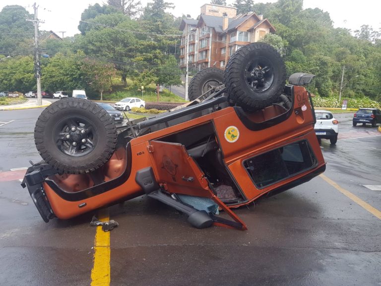 Carro tomba na pista próximo a delegacia