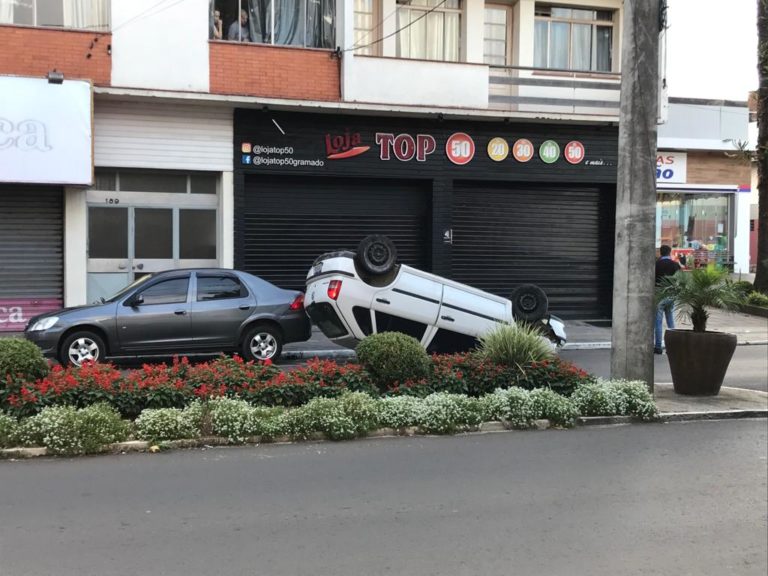 Veículo capota no centro de Canela