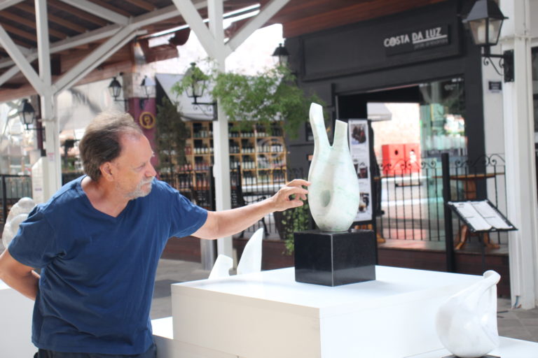 Rua Coberta de Canela recebe exposição de esculturas de pedras