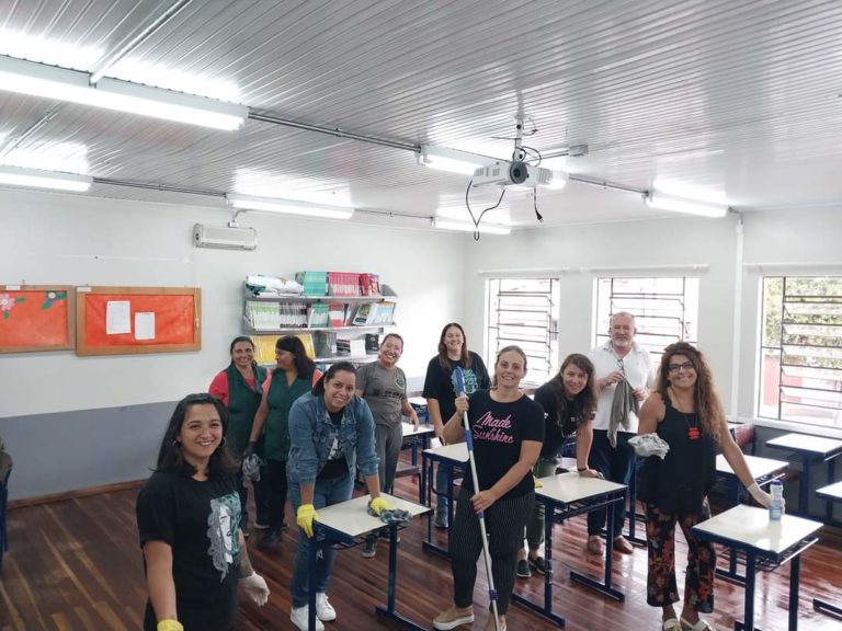 Professores e funcionários do Ramos Pacheco trabalham na organização e limpeza das salas