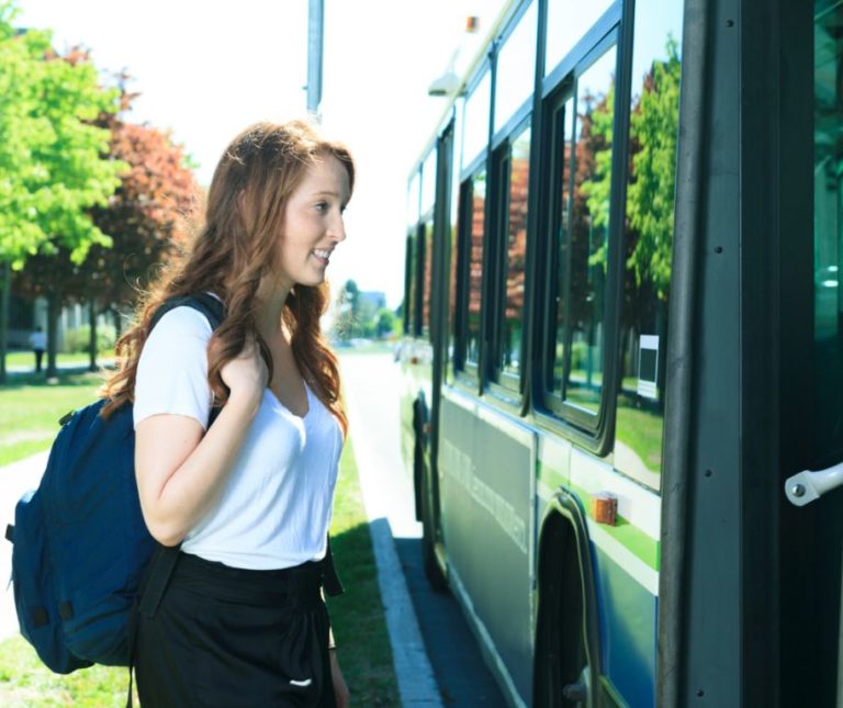 Canela auxilia estudantes com repasse do Transporte Universitário