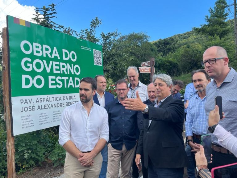 Governador inaugura trecho de 1,5 km de asfalto, na Linha Nova
