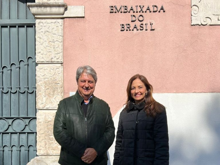 Prefeito e secretária de Turismo participam de reunião na Embaixada do Brasil em Portugal