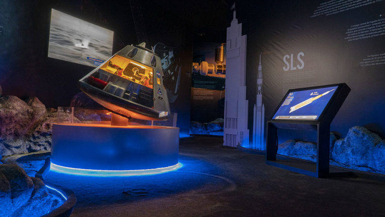 Space Adventure promete sensação de estar na lua e acervo com peças históricas