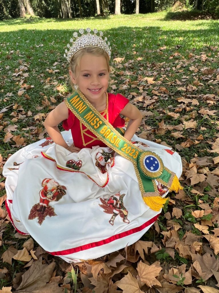 Com vestido representando o Natal Luz, Djuly conquista o título de Mini Miss Brasil 2023