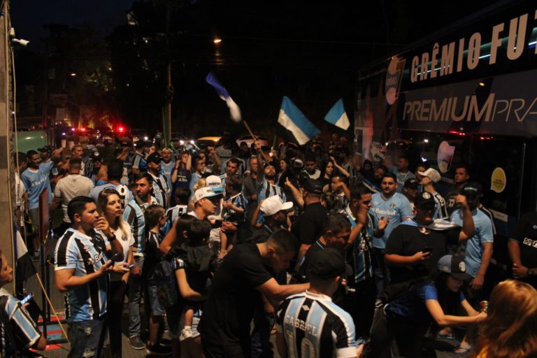 FOTOS: Gremistas fazem festa na chegada da equipe de futebol sete a Gramado