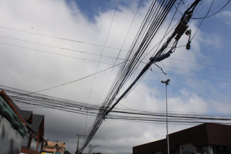 Retirada de fios é pauta de reunião na Câmara de Vereadores