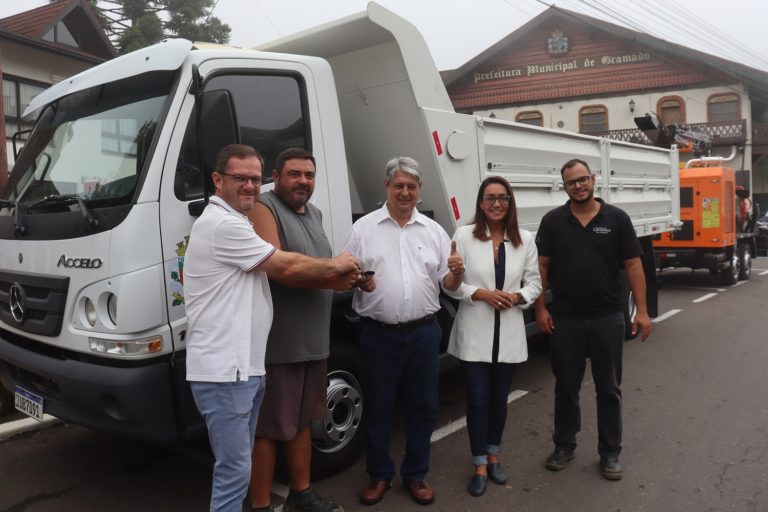 Secretaria de Obras recebe novo caminhão