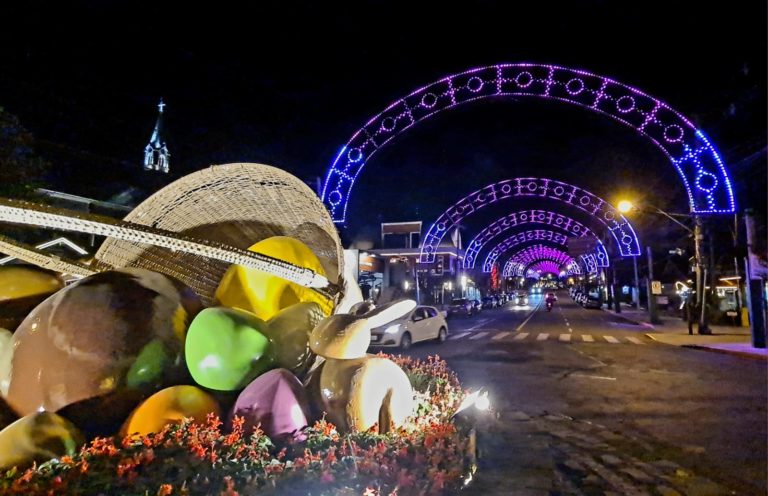 Decoração da Páscoa em Gramado vai ganhando ruas, rótulas e praças