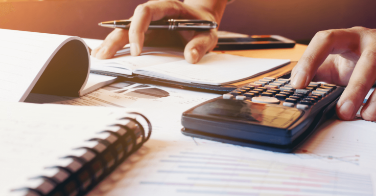 Mesmo com verba pública garantida, canelenses chegam a pagar mais de 500 reais em transporte universitário