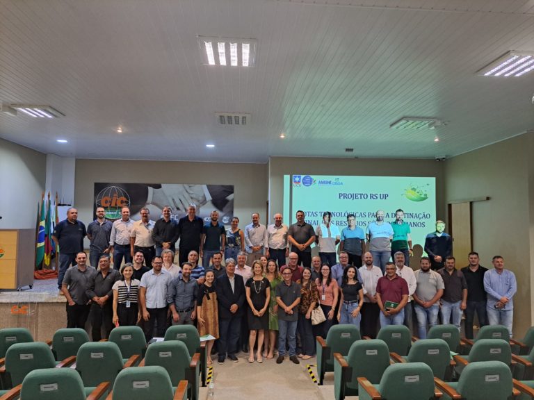 Prefeito e secretária de Meio Ambiente participam de reunião sobre gestão de resíduos sólidos