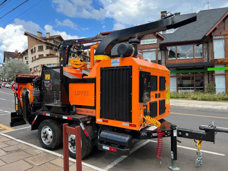 Secretaria do Meio Ambiente adquire triturador de galhos de grande porte