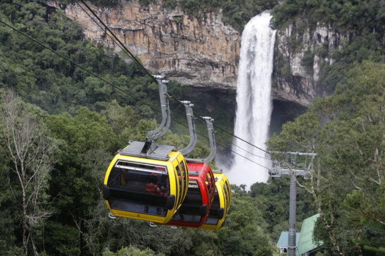 Bondinhos Aéreos proporcionam a única vista frontal da Cascata do Caracol