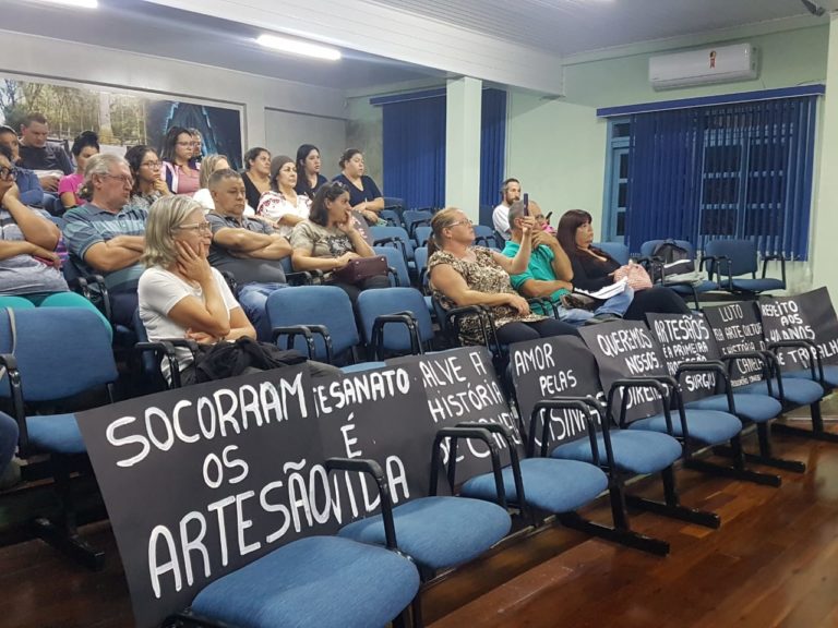 Artesãos realizam manifestação por local fixo e garantia de trabalho