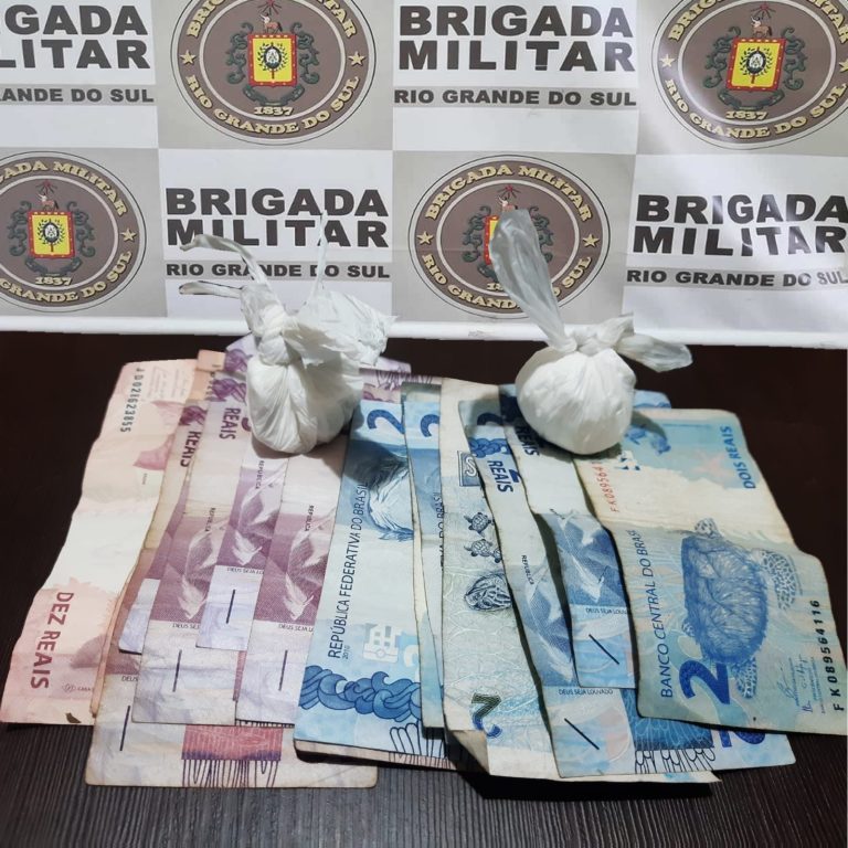 Dois jovens são presos por tráfico de drogas