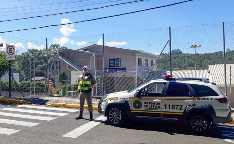 1º Batalhão Turístico realiza policiamento nas escolas da região