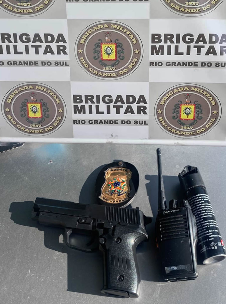 Apenado que cumpria pena no regime domiciliar é preso com distintivo policial