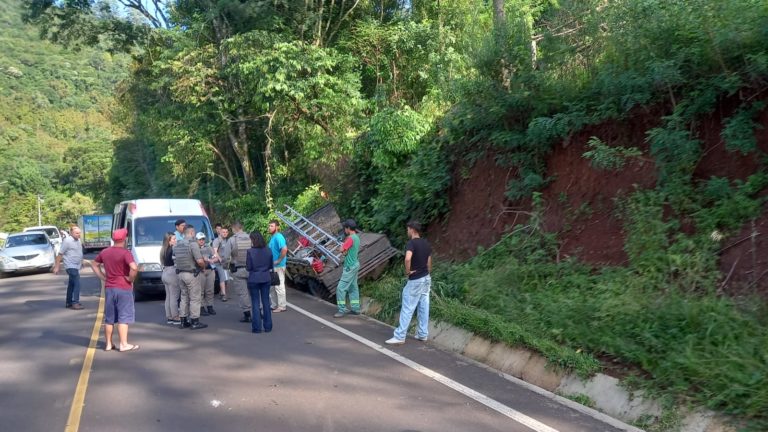 Ônibus e caminhão se envolvem em acidente no interior de Canela