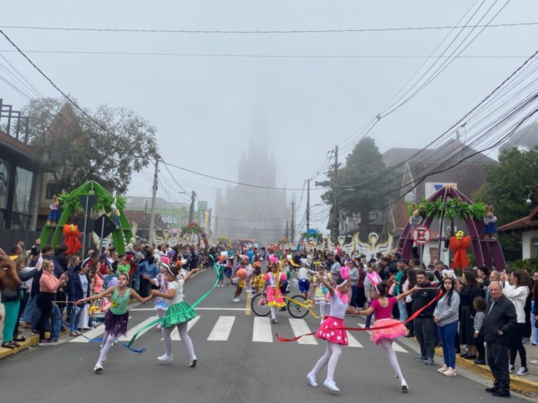 Turistas e moradores acompanham Paradinha de Páscoa