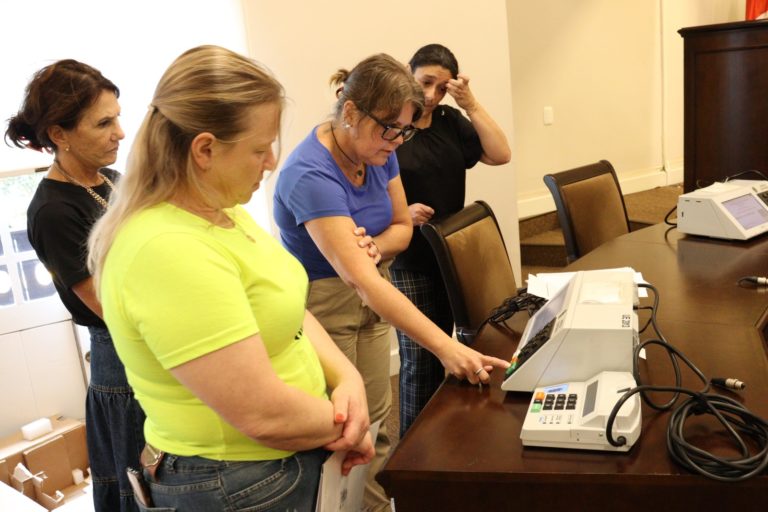 Mesários passam por treinamento para eleições do Parlamento Jovem