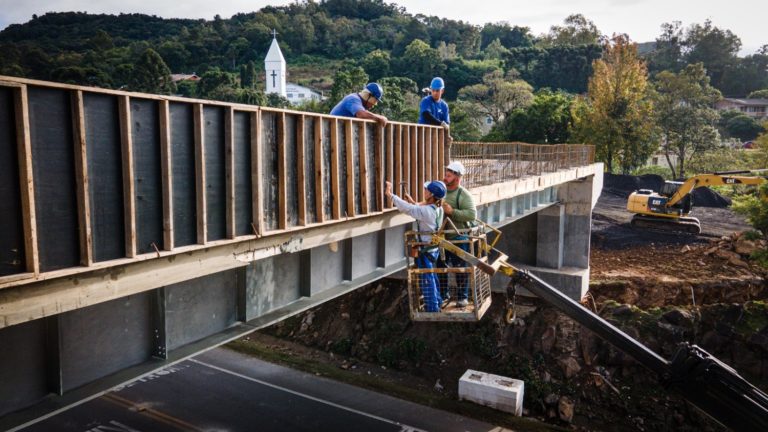 Repavimentações na ERS-235 e construção do viaduto na 115 continuam nesta semana