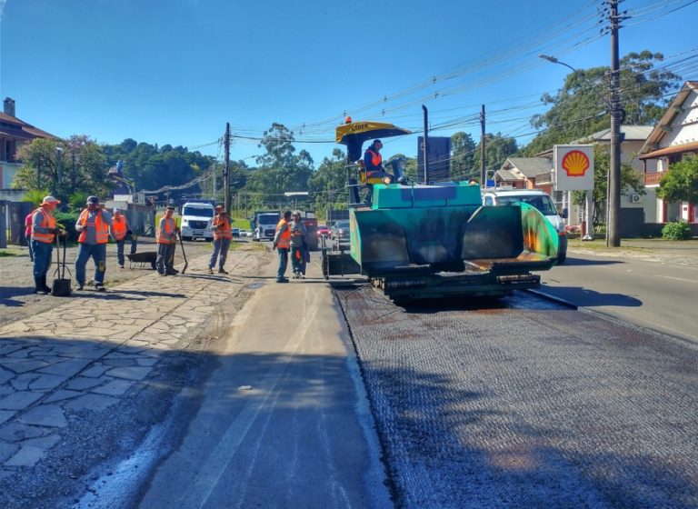 EGR avança com manutenção asfáltica na ERS-235, em Canela
