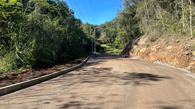 Pavimentação na Linha São Roque deve ser concluída nesta semana